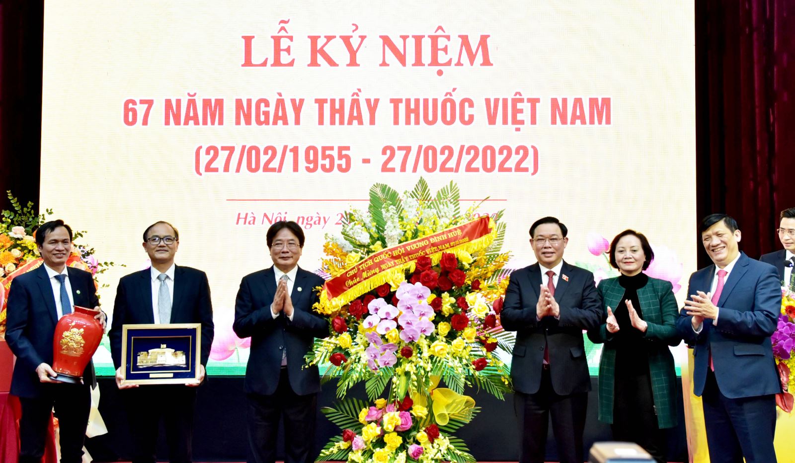 Le président de l’Assemblée nationale salue les médecins vietnamiens